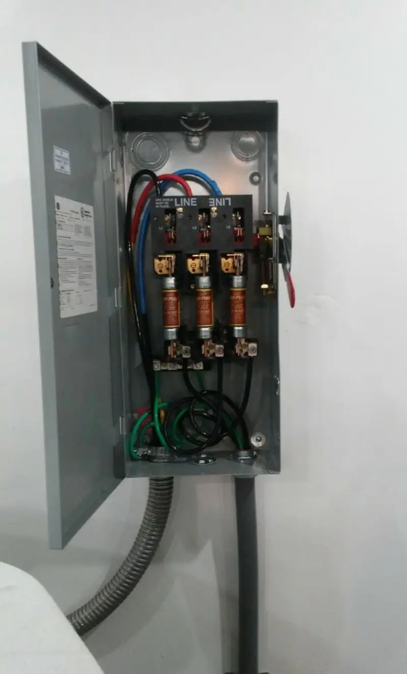 Three-phase disconnect switch installed for Smoke Detector Installation in Sallisaw
